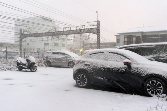 停车场 积雪