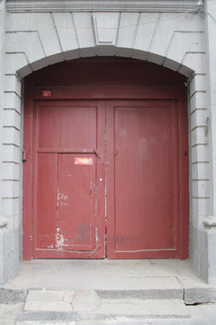 砖砖墙朱红色的对开大门