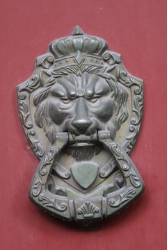 铜雕带皇冠的狮子门扣门环