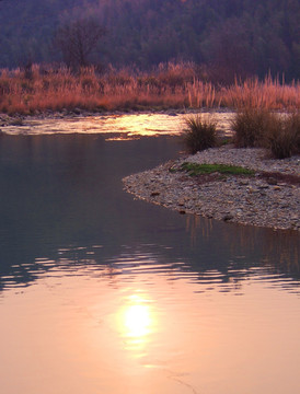 夕阳下的小河