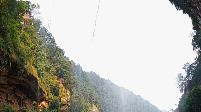 贵州赤水燕子岩 燕子岩瀑布