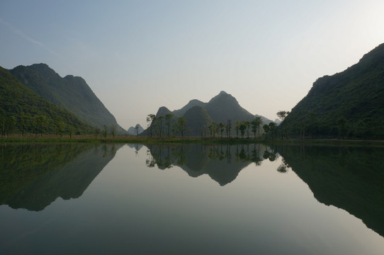 山峰倒影