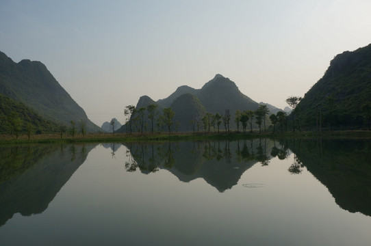 山峰倒影