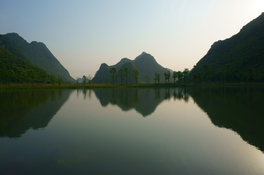 山峰倒影