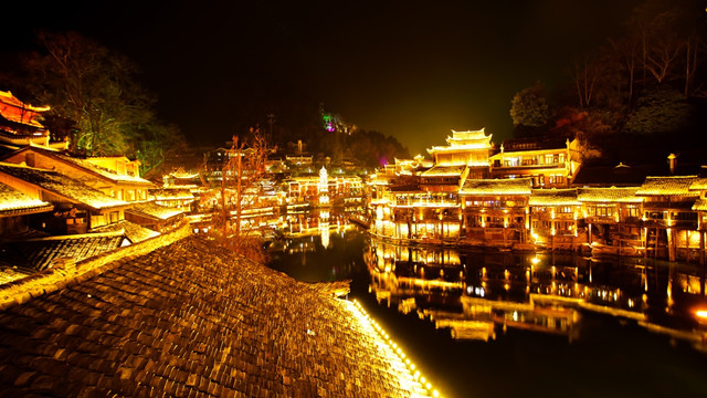 凤凰古镇夜景 水面倒影