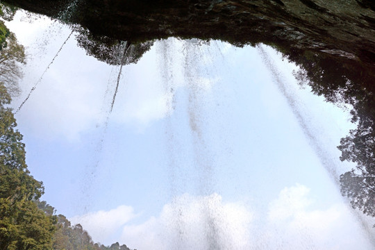 贵州赤水燕子岩 燕子岩瀑布