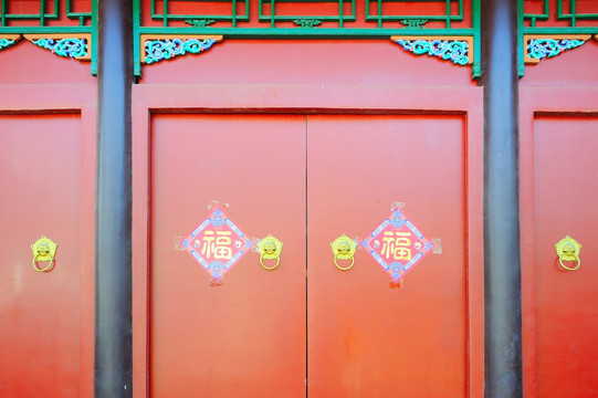古建筑红色木门
