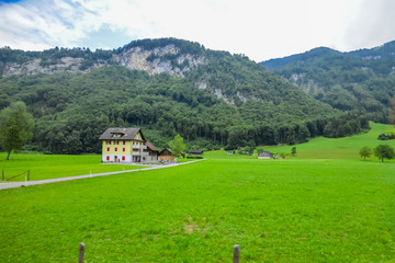 瑞士小镇风光 蓝天群山草原