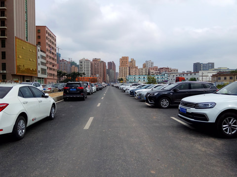 小区马路 违规停车 停车场