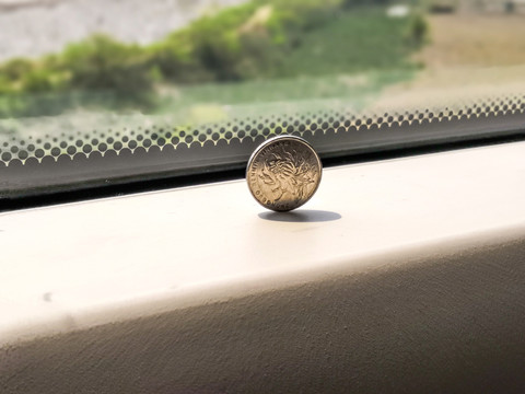 平稳运行中的高铁 站立的硬币