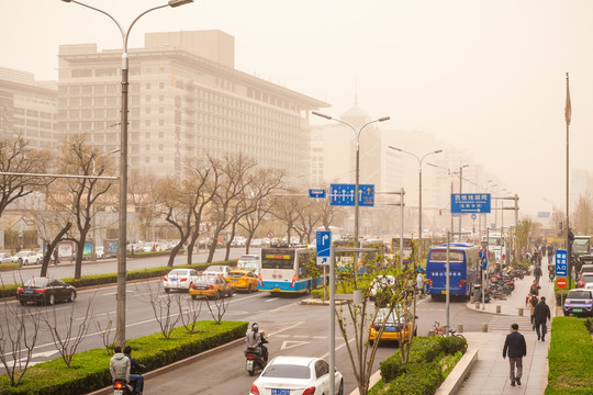 雾霾中的北京街道