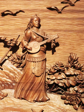 弹蒙古琵琶琴的女孩 木雕
