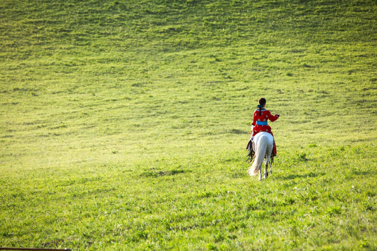 骑马的红衣少女