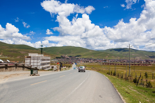 西藏风光公路蓝天白云