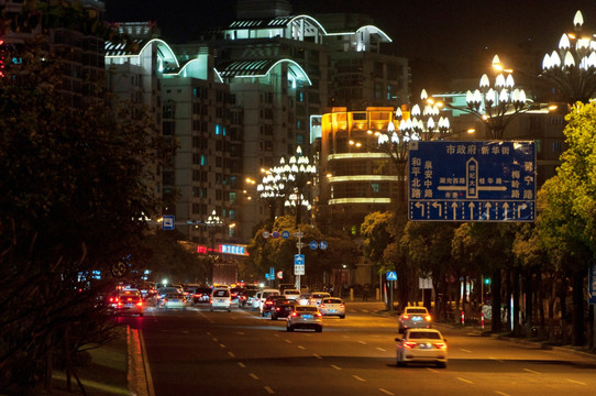 城市夜色中的马路