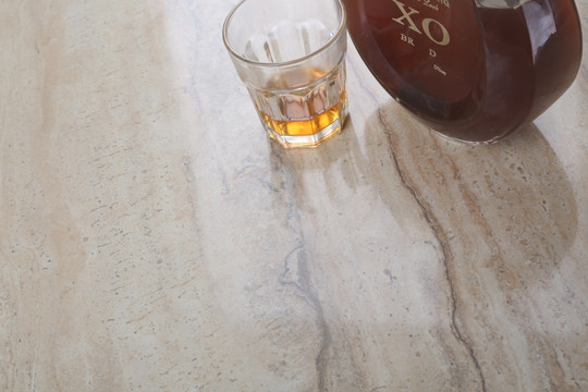 瓷砖地板红酒酒杯家居