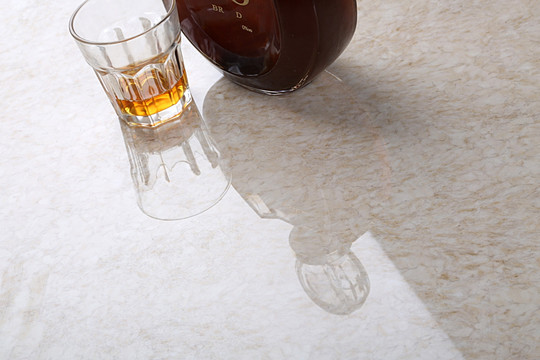 瓷砖地板红酒酒杯纹理