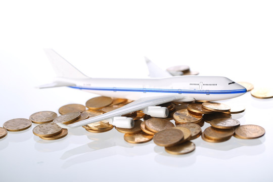 白底上的飞机模型和硬币