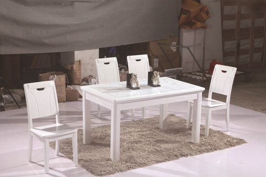 白色餐桌