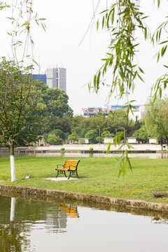 公园湖边的长椅