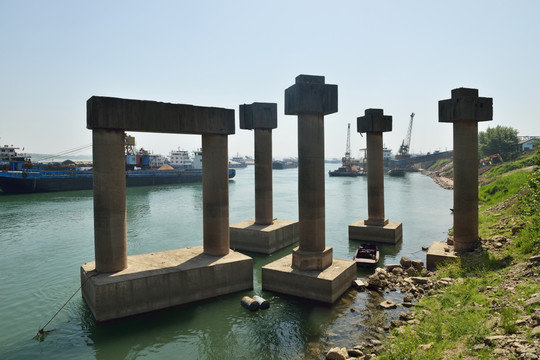 长江边废弃的码头