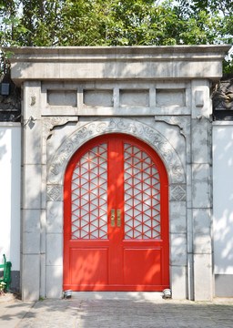 红色拱形门