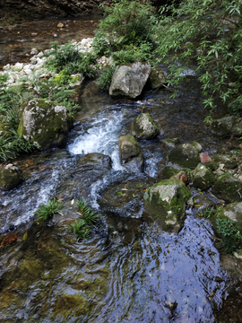 山间溪水