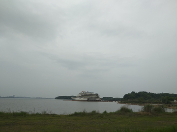 远眺湖面