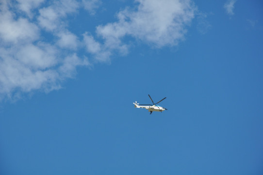 低空飞行的直升机