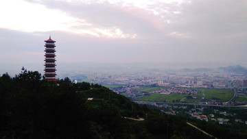 夕阳下的天荡山