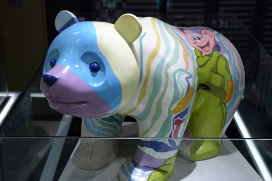 彩绘熊猫雕塑实拍摄影大图素材