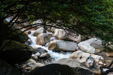 山涧溪水