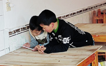 小孩玩手机