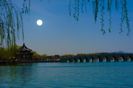 中国北京颐和园十七孔桥月色