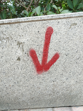 红色标志 箭头标志 建筑标志