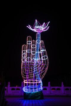 鞍山玉佛寺灯展右手拈莲花夜景