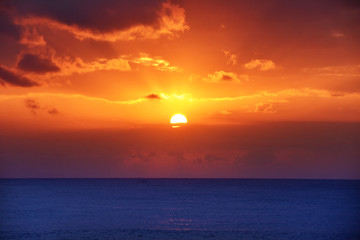 天空彩霞大海