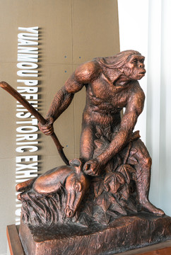 原始人狩猎雕塑
