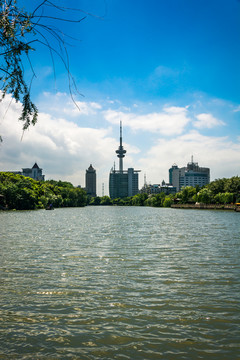 城市湖景