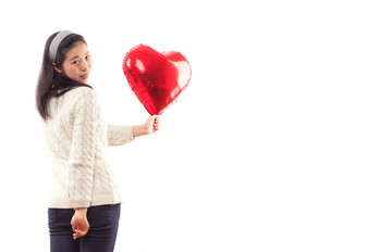 年轻女人拿着爱心气球
