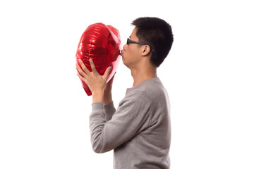 亲吻爱心气球的男人