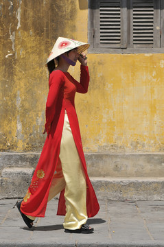 传统服装的越南妇女