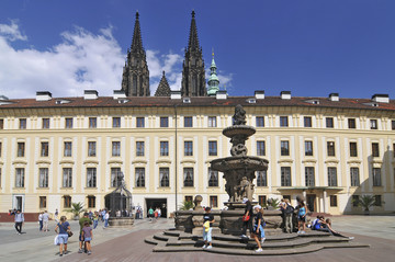 布拉格城堡和著名狮子喷泉