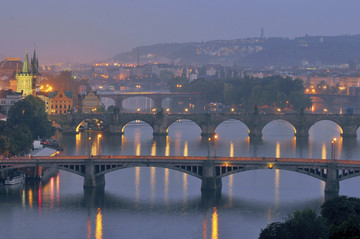 伏尔塔瓦河上的桥梁景观