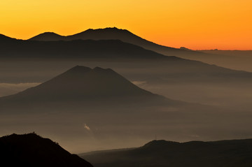 日落时的塞梅鲁国家公园
