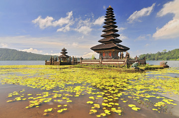 巴厘岛的水神庙和布拉坦湖
