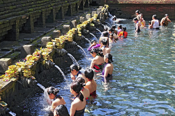 印度尼西亚人来巴厘岛的神圣泉源