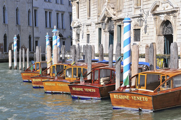 意大利威尼斯木制的出租船