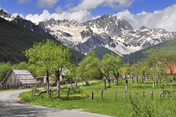 黑山北部的山脉和村落