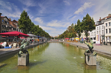 比利时布鲁塞尔纪念碑和喷泉鱼市
